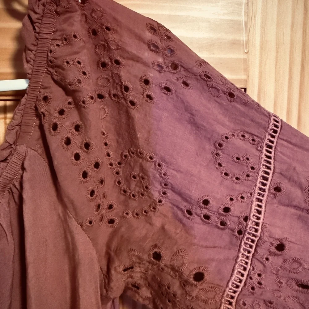 💝 Maurices 3/4 Sleeve Eyelet Blouse in rustic brown, size XL - Picture 4 of 7